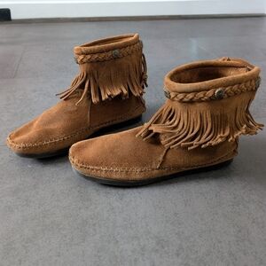 Minnetonka Fringed Suede High Top Back Zip Boots Bootie Moc Toe 7.5